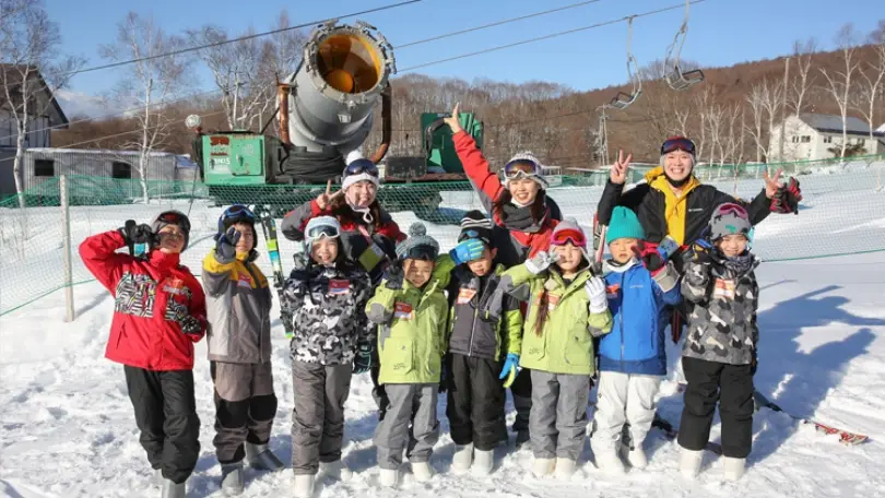 農業体験以外にも、年間を通して教室外で自然を体験できるプログラムがあり、夏のキャンプや冬のスキーをはじめ、親元を離れて子どもたちでの生活を体験する場を提供しています。